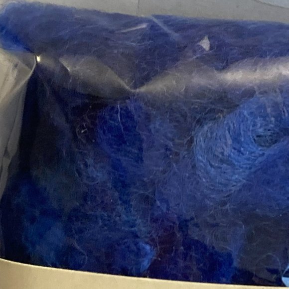 24 Dimensions FeltWorks 100% Wool Blue Curly Roving 0.25oz - Picture 4 of 16